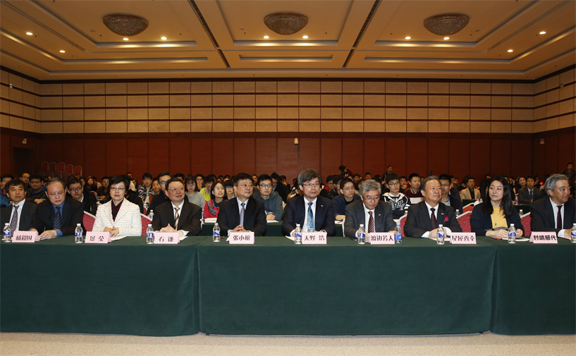演讲会现场座无虚席