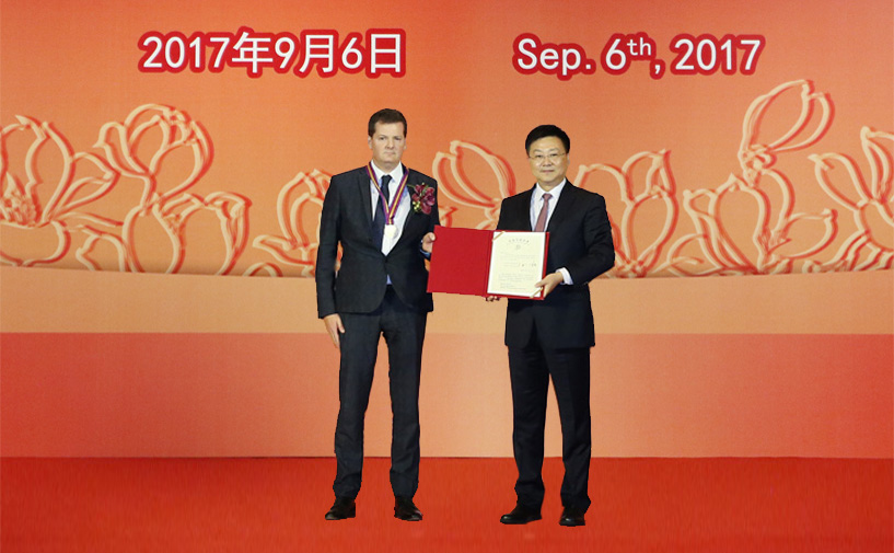 上海市政府外办主任张小松向博龙授予“白玉兰纪念奖”奖牌和证书