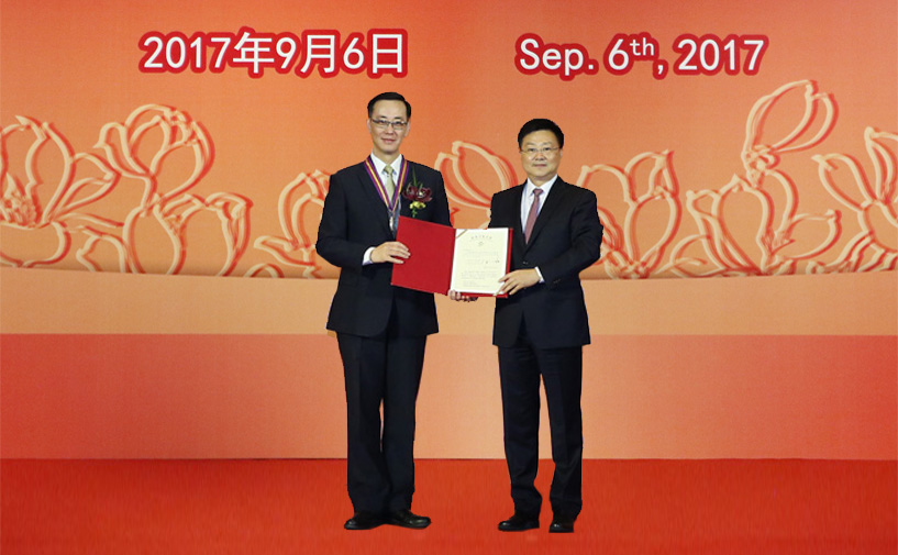 上海市政府外办主任张小松向陆嘉德授予“白玉兰纪念奖”奖牌和证书