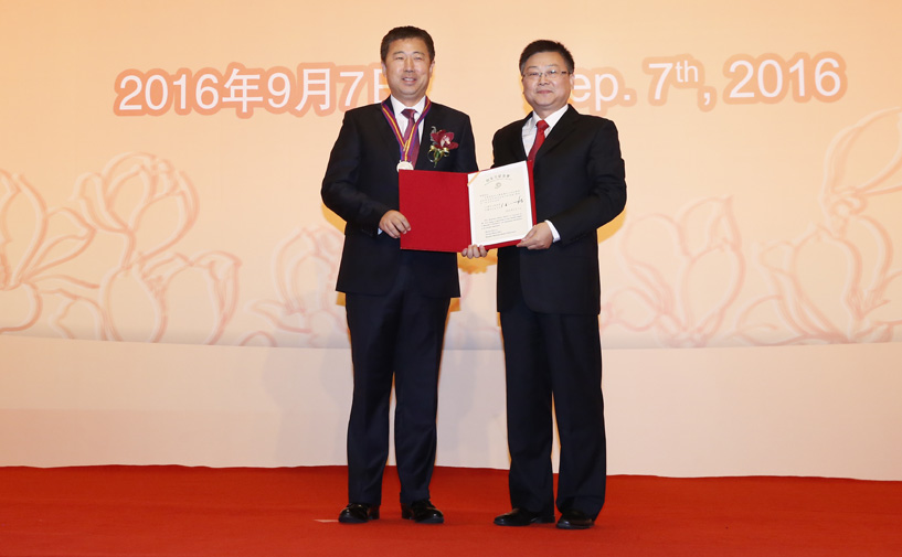 上海市政府外办主任张小松向张超授予“白玉兰纪念奖”奖牌和证书