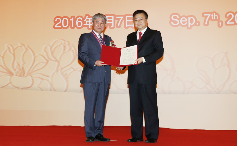 上海市政府外办主任张小松向羽嵨仁授予“白玉兰纪念奖”奖牌和证书