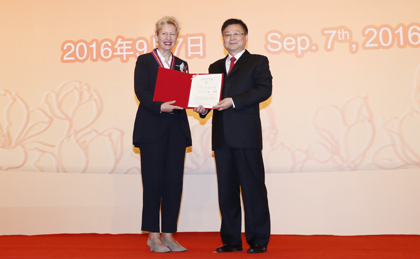 上海市政府外办主任张小松向许倍帝授予“白玉兰纪念奖”奖牌和证书