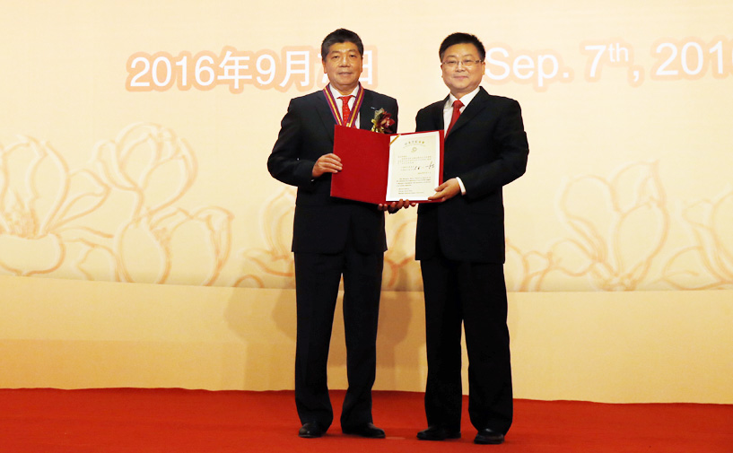 上海市政府外办主任张小松向徐正刚授予“白玉兰纪念奖”奖牌和证书