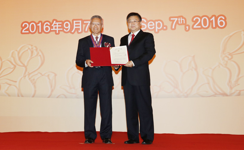 上海市政府外办主任张小松向熊少强授予“白玉兰纪念奖”奖牌和证书