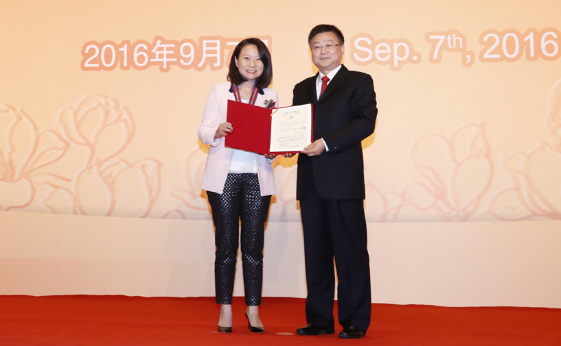 上海市政府外办主任张小松向王静瑛授予“白玉兰纪念奖”奖牌和证书