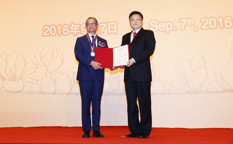 上海市政府外办主任张小松向特里亚·乔瓦尼授予“白玉兰纪念奖”奖牌和证书
