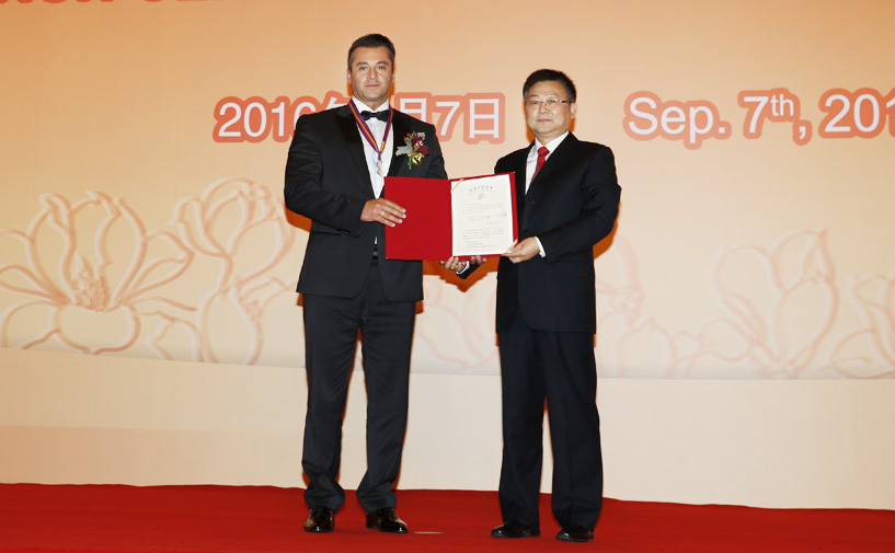 上海市政府外办主任张小松向萨米尔·哈季奇授予“白玉兰纪念奖”奖牌和证书