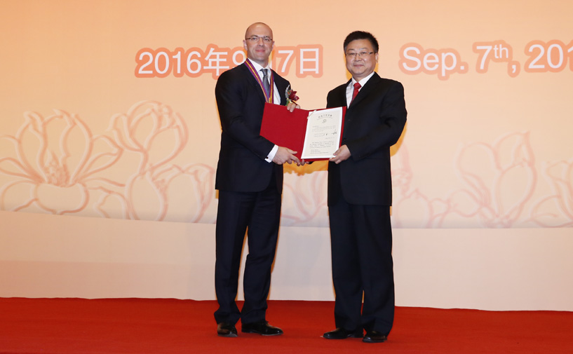 上海市政府外办主任张小松向欧亚雷授予“白玉兰纪念奖”奖牌和证书