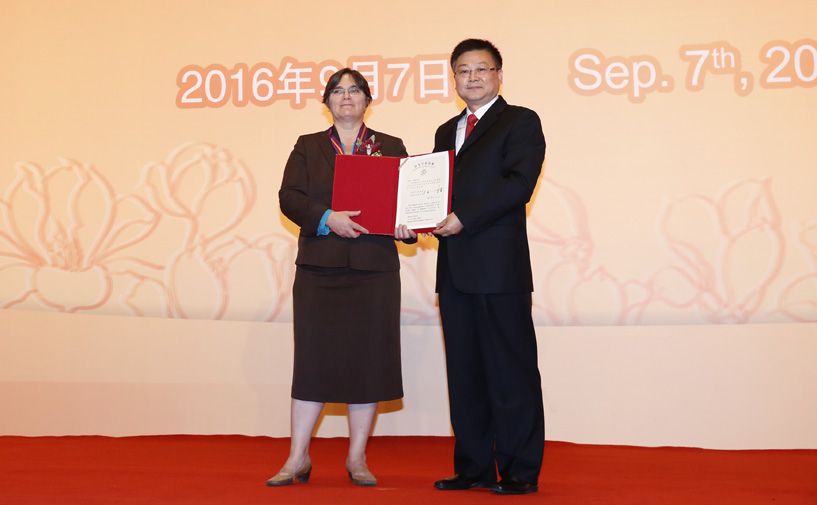 上海市政府外办主任张小松向玛丽·哈德授予“白玉兰纪念奖”奖牌和证书