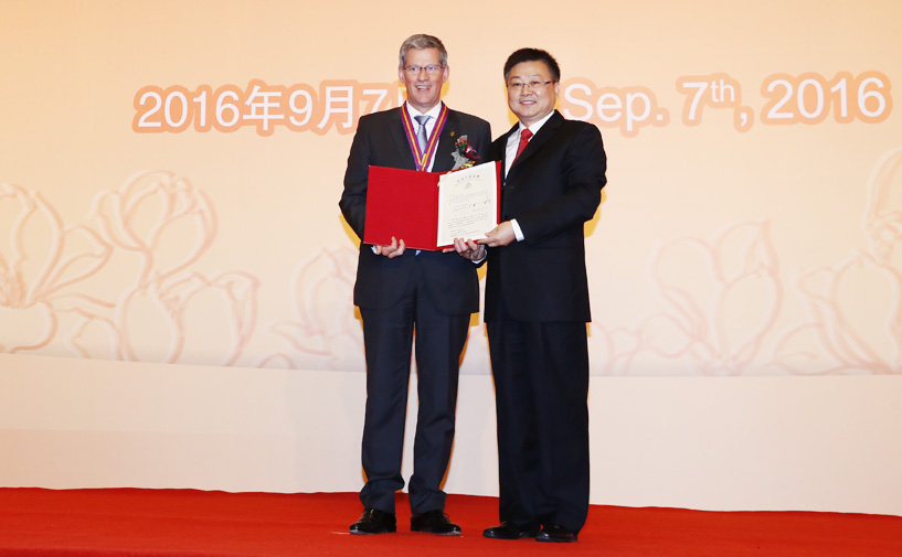 上海市政府外办主任张小松向马优授予“白玉兰纪念奖”奖牌和证书