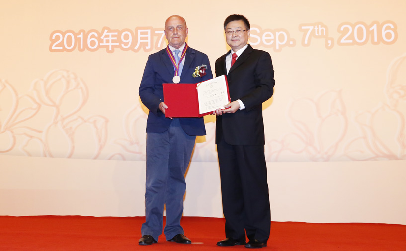 上海市政府外办主任张小松向罗贝托·威尔第授予“白玉兰纪念奖”奖牌和证书