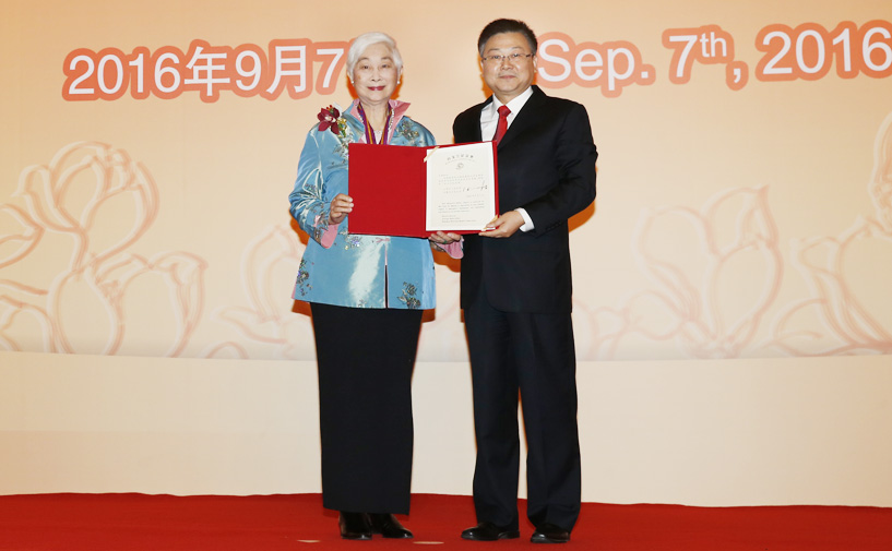上海市政府外办主任张小松向卢燕授予“白玉兰纪念奖”奖牌和证书