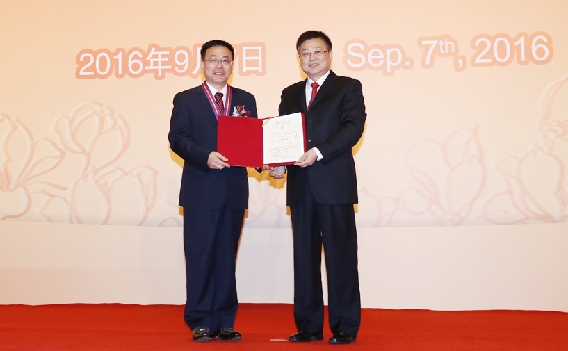 上海市政府外办主任张小松向刘卫平授予“白玉兰纪念奖”奖牌和证书