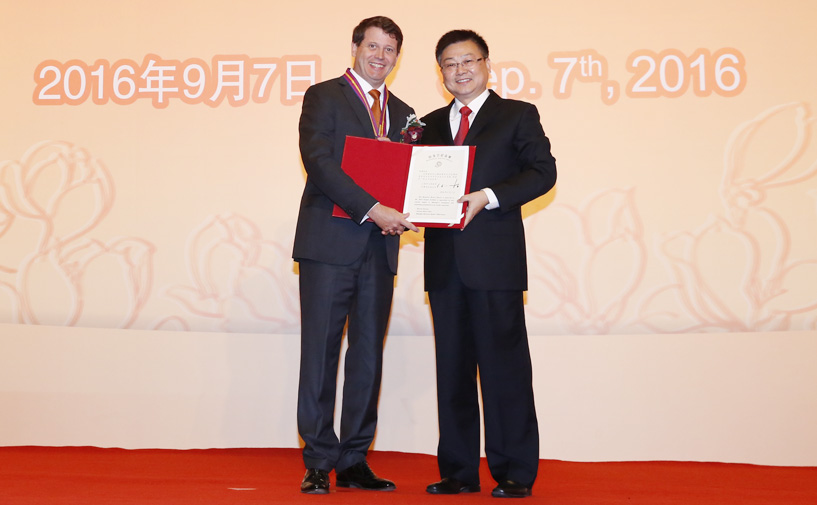 上海市政府外办主任张小松向林博授予“白玉兰纪念奖”奖牌和证书