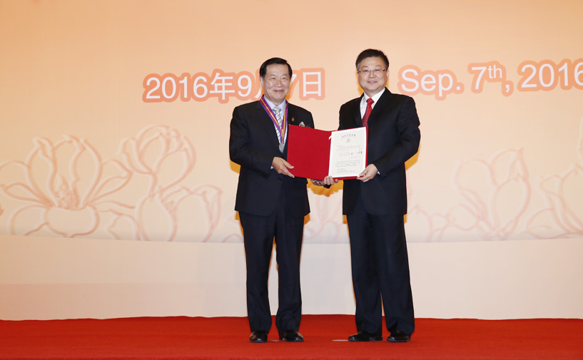上海市政府外办主任张小松向李昌钰授予“白玉兰纪念奖”奖牌和证书