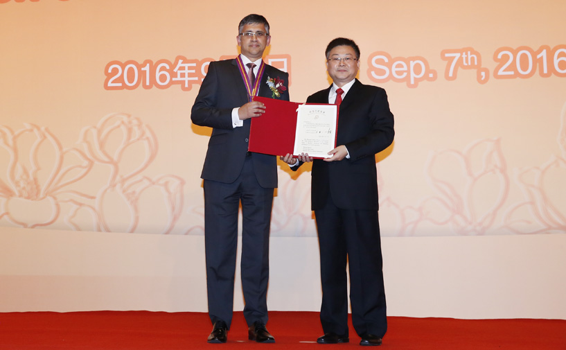 上海市政府外办主任张小松向柯瑞安授予“白玉兰纪念奖”奖牌和证书