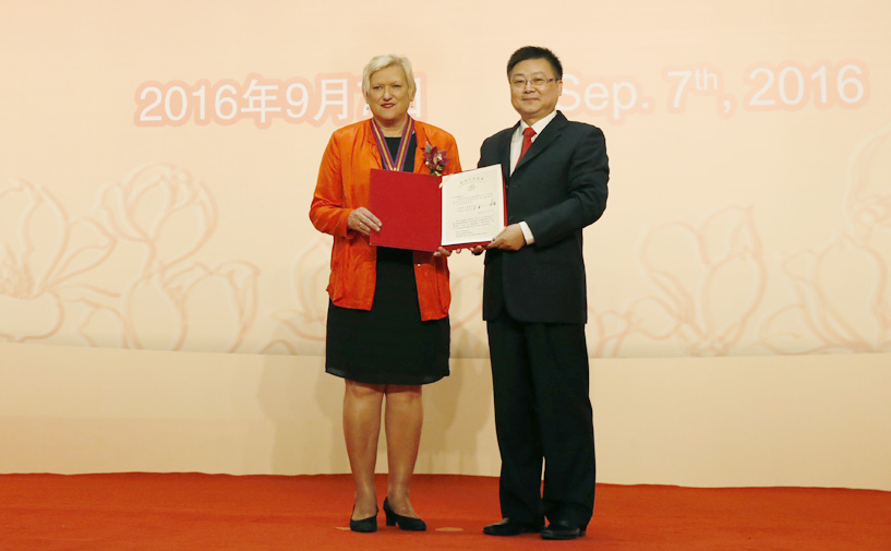 上海市政府外办主任张小松向哈丽娜授予“白玉兰纪念奖”奖牌和证书